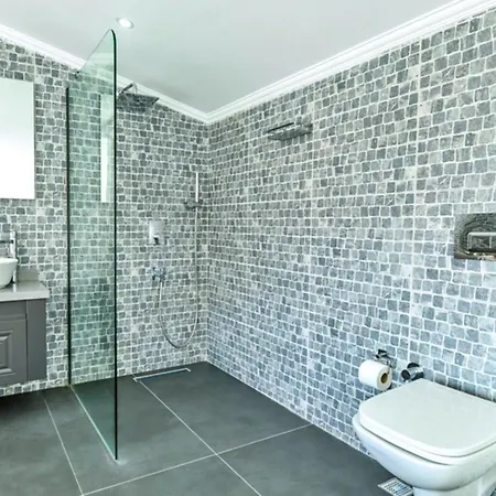 5 Bedroom 7353