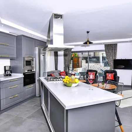 5 Bedroom 7353